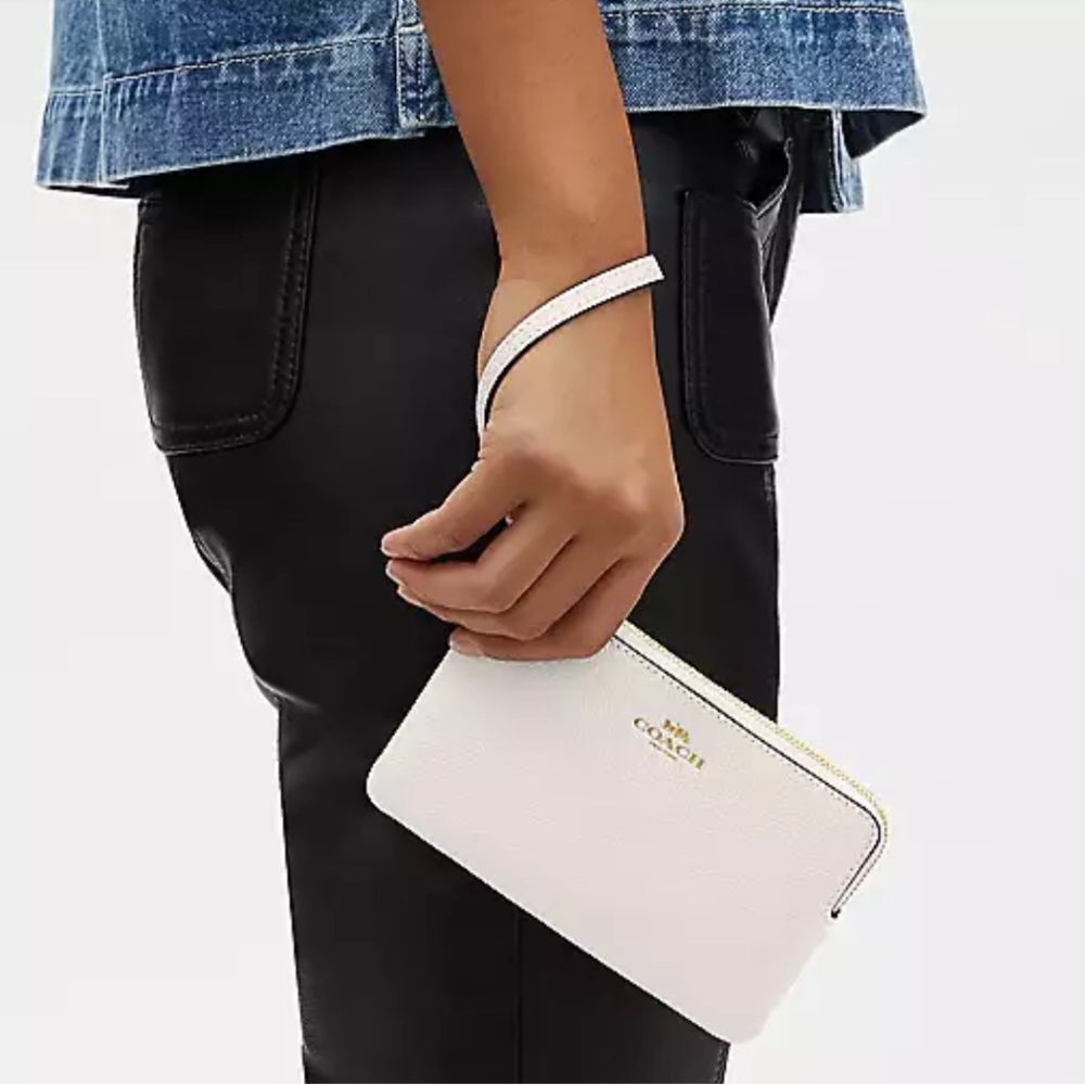 NEW•COACH•CHALK WHITE CORNER ZIP WRISTLET